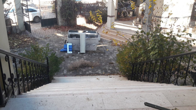 Caminin klima motorlarını ve avizelerini çaldılar